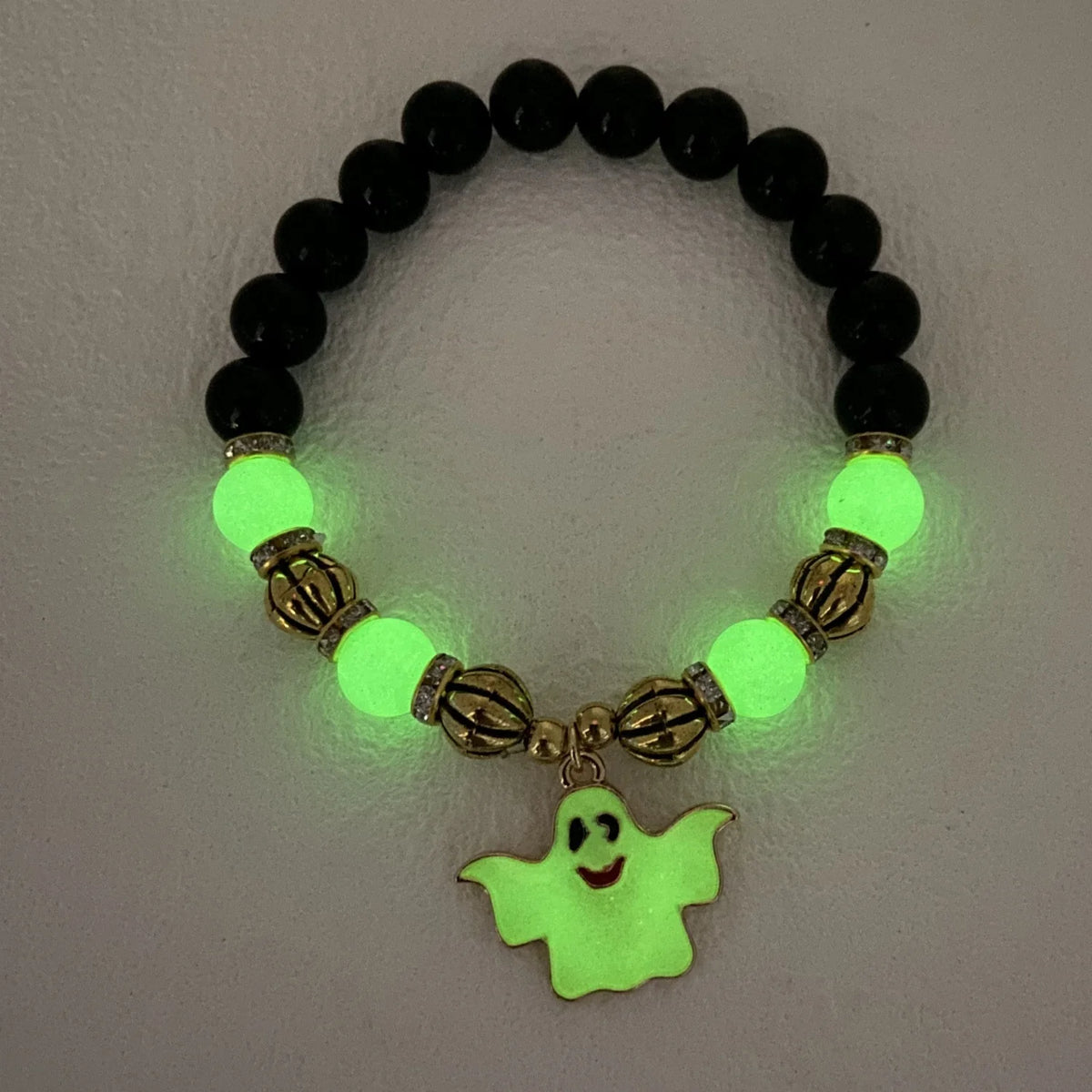 Bracelet perlé Halloween - charm chapeau sorcière