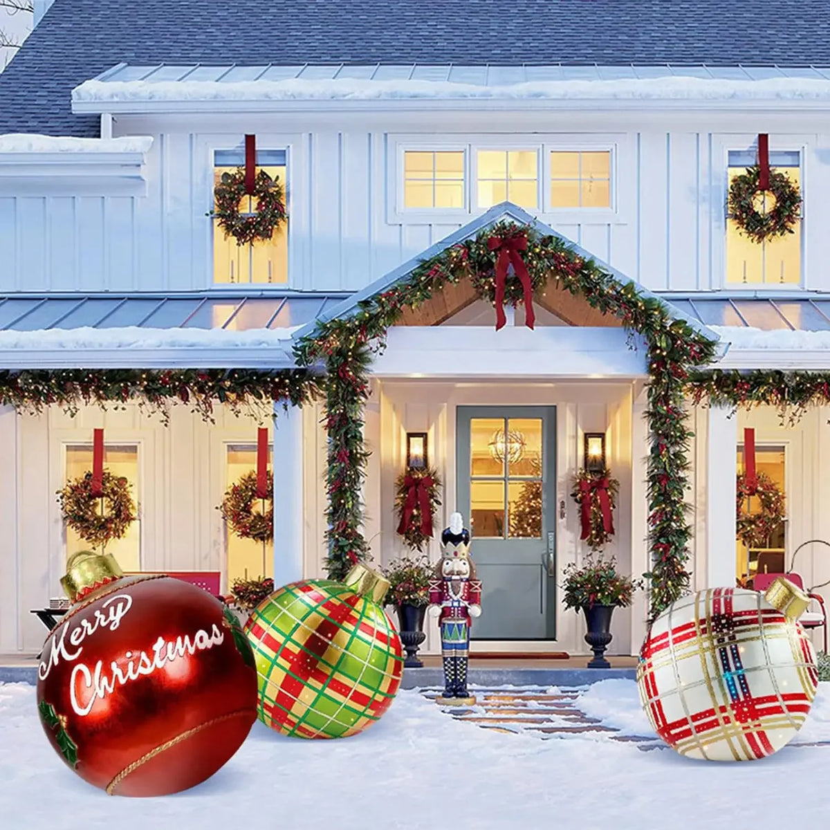 Boule de Noël gonflable - devant une maison