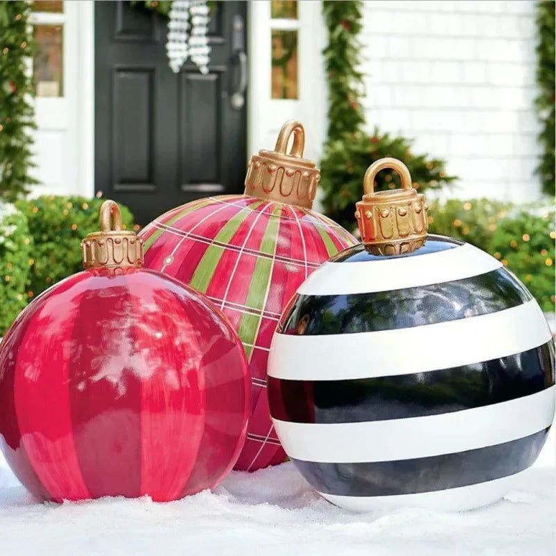 Boule de Noël gonflable - installée dans le jardin